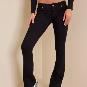 Svarta lågmidjade bootcut  - Säljer mina svarta lågmidjade bootcut som är från Lindex. Inga defekter och är i nyskick. 