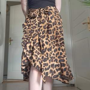 Leopardmönstrad knälång kjol från Shein. Dragkedja samt knytdetalj. Använd ett par gånger. 