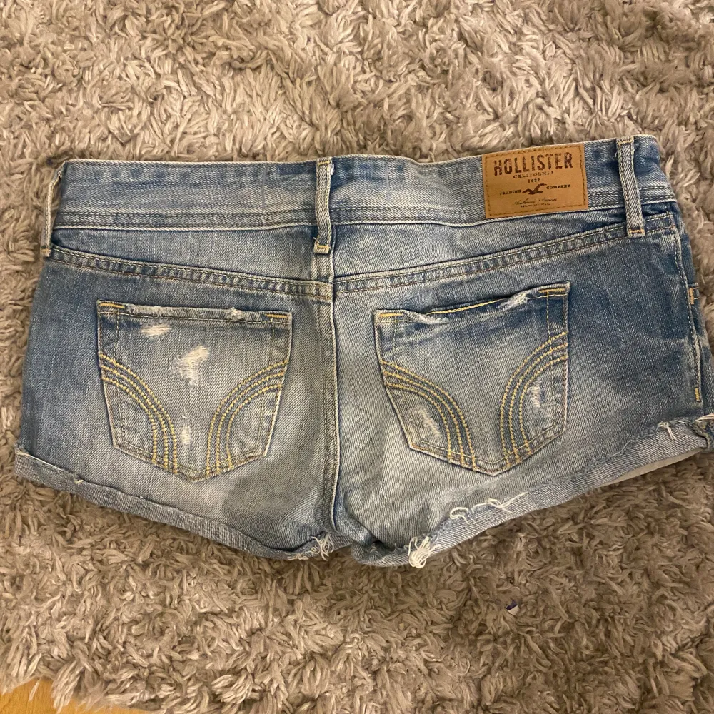 Säljer dessa svinsnygga lågmidjade jeansshorts ifrån hollister för att de tyvärr inte passar💕💕. Shorts.