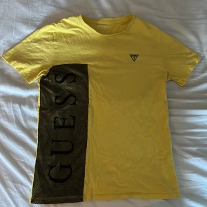 Guess t-shirt  - Guess t-shirt storlek M säljes, inte använt den mycke alls, bra skick.
