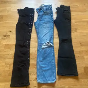 Jeans i bra sick. De blåa jeansen är i storlek 34. De svarta jeansen till höger är i storlek 170. De svarta jeansen till vänster är i storlek 36. Jeansen har en flare/bootcut passform. De svarta säljs för 50kr styck och de blåa för 100kr. 