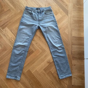 Jeans BLM DNM - Säljer dessa riktigt feta jeansen. De är i färgen grå och är nästintill nya. Det är bara att skriva vid ytterligare funderingar 🤩  Nypris: 1700kr  Mitt pris: 900kr