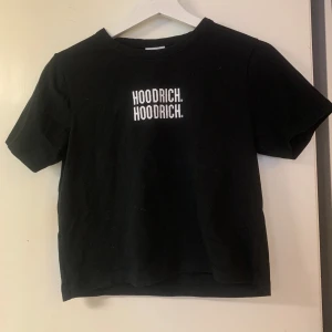 Hoodrich croped T-shirt  - Knappt använd 
