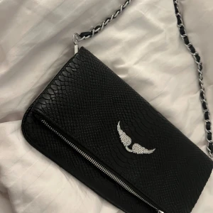 Zadig väska - Liknande så inte äkta 🤍 I nyskick då den aldrig e använd, finns även ett långt band till 🤍