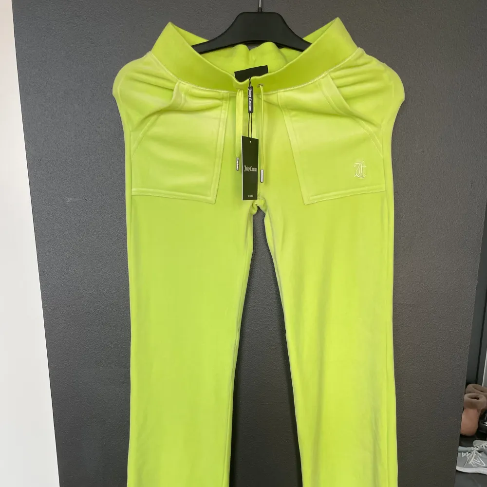 XXS. New with tags. Color green . Jeans & Byxor.