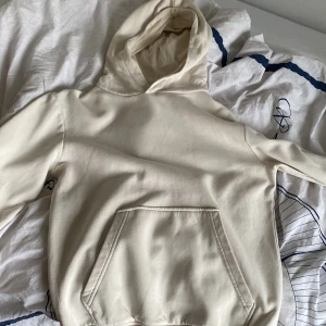 Vit hoodie  - Storlek 146-152 från Kappahl 