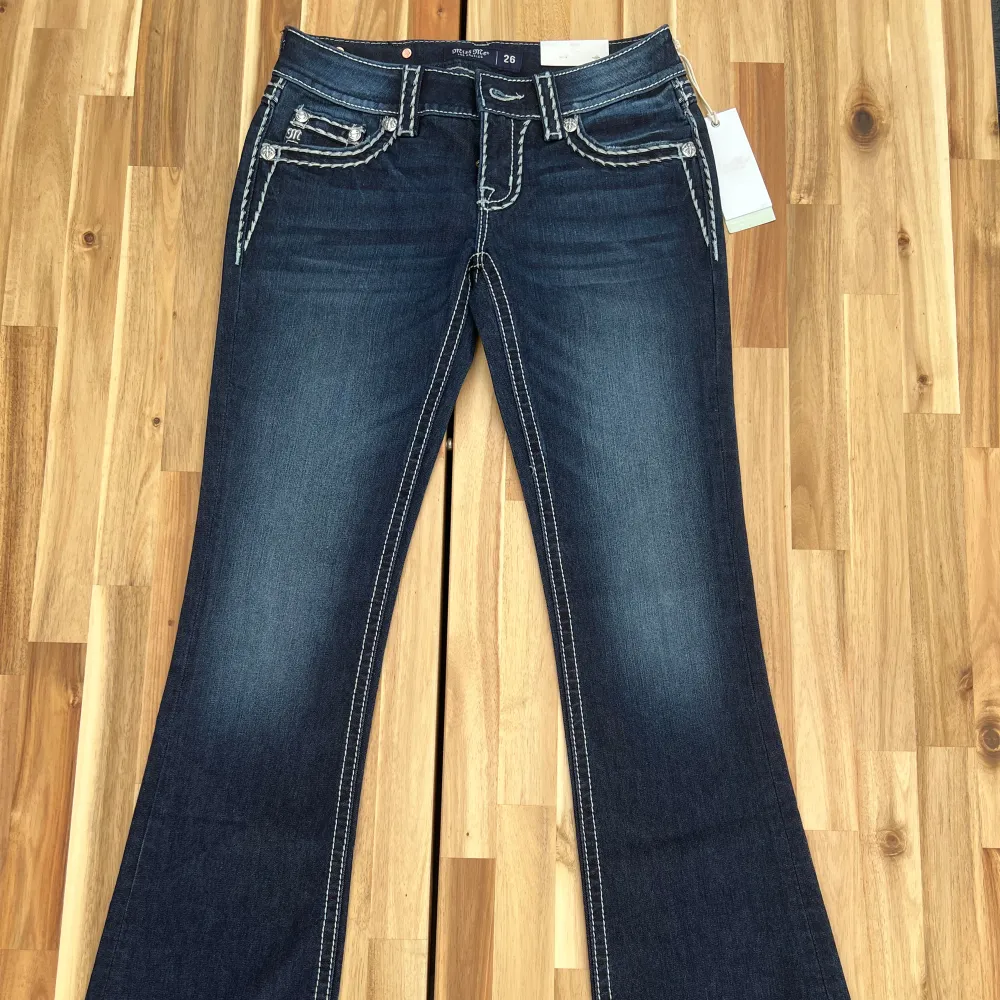 Helt nya low-rise bootcut Miss Me jeans, stl 26/34. Färg dark blue. Säljs då jag vann dessa i en tävling med de är förstora. Nypris 2295kr. Lämna bud genom att föreslå pris.. Jeans & Byxor.