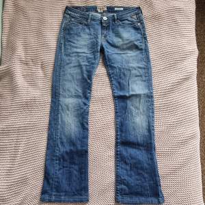 replay jeans i jättefint skick, säljer eftersom de tyvärr e för små för mig❤️‍🔥 w28 l32 men de är små i storleken