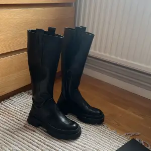 Svarta boots, knappt anvödn, därav fint skick. Storlek 37