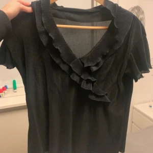 Volang tröja - Super fin volangtröja i storlek s, köpt från plick så vet inte märket💕