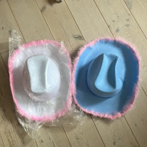 Två cowboy hattar - Onesize aldrig använda 