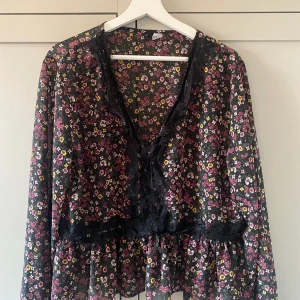 Blus  - Fin blus med blommor!!