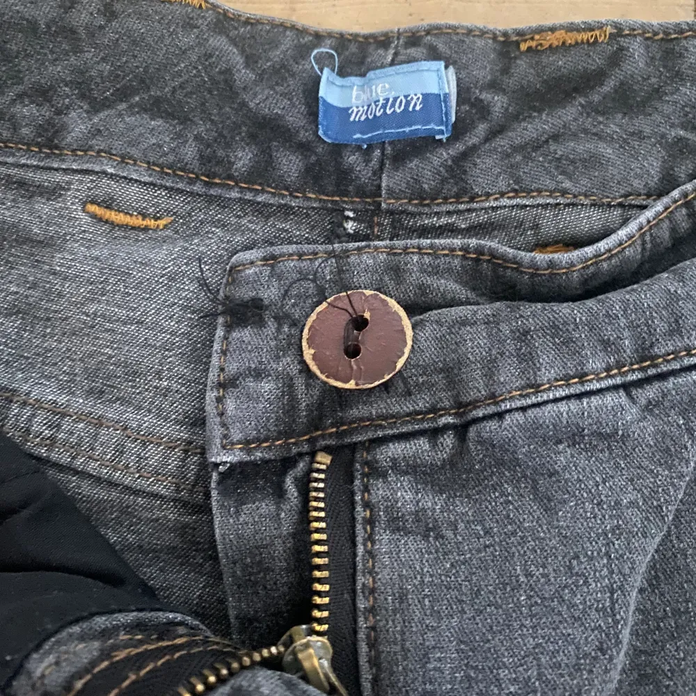 Låg midja jeans !! Lite bootcut 💖🥰dock knappen är lite lös men går att sy!!. Jeans & Byxor.