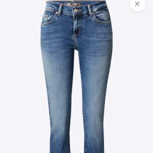 Säljer dessa populära flare jeans från Lbt som aldrig är andvända då jag köpte dem i fel storlek.  