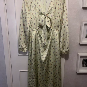 Klänning  - Super fin blommig klänning från Gina Tricot , storlek 44. Passar mig som har, eller ja hade L. Kommer tyvärr inte in i denna dröm längre , köptes för 499kr och endast använd 2 gånger 