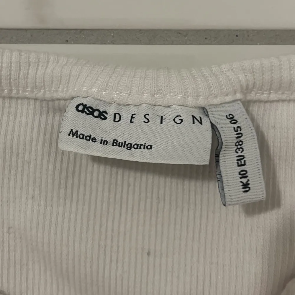 Så snygg vit tröja från asos i super bra skick. Den är i storlek 38 och säljs då den inte alls kommer till användning. Kontakta vid frågor! 🫶🏻😌. T-shirts.