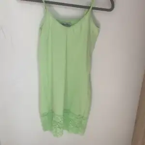 säljer denna colla snygga ljus gröna klänningen! jätte fin och aldrig använt