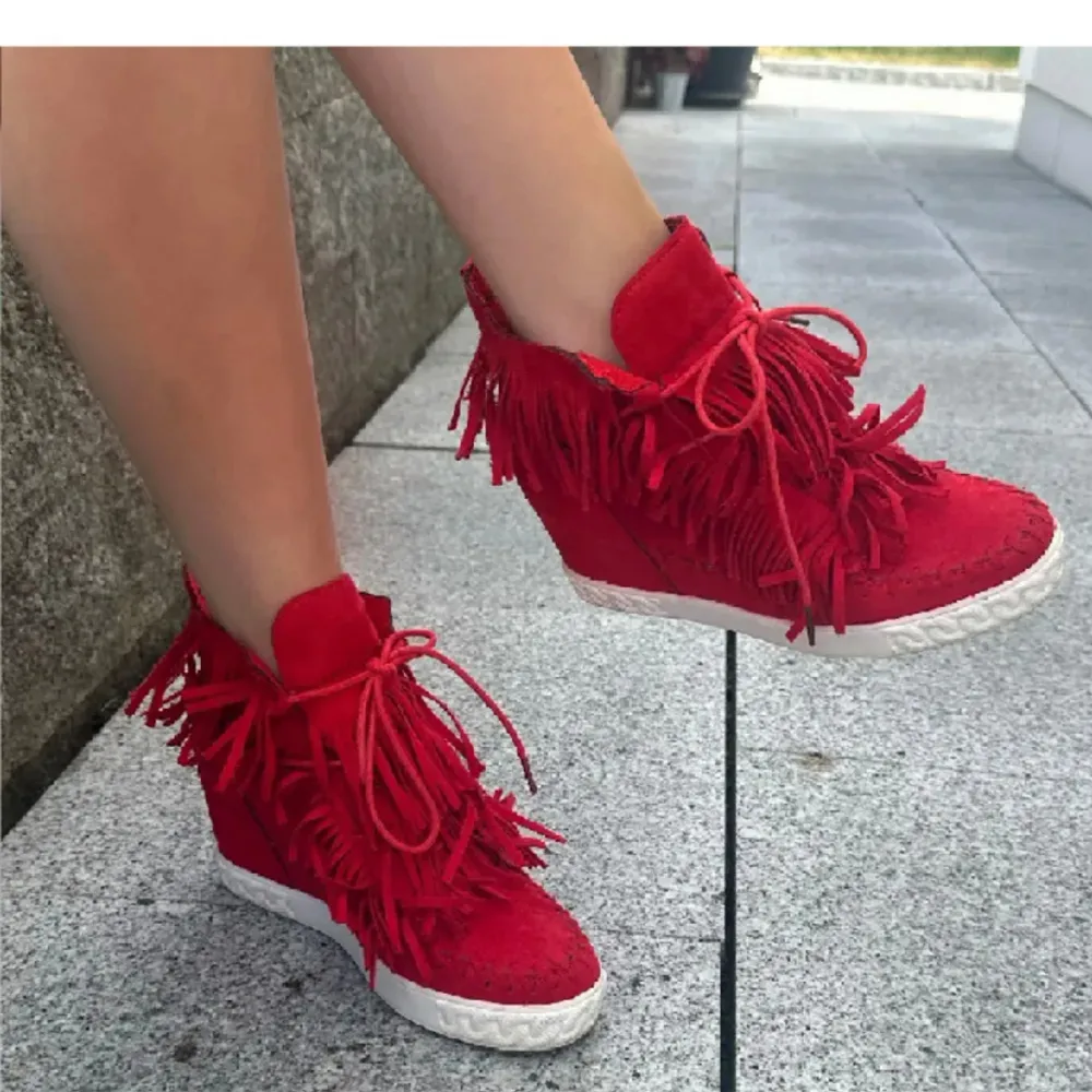 Såå coola röda skor med fransar och kilklack!! Första två bilderna är lånade❤️. Skor.