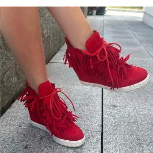 Såå coola röda skor med fransar och kilklack!! Första två bilderna är lånade❤️