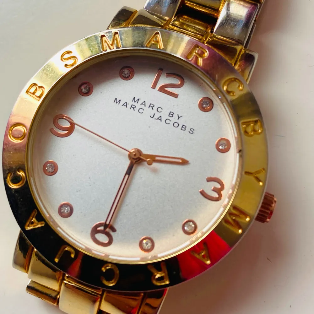 Guldfärgad klockan från Marc Jacobs i stainless steel Osäker om äkta därav priset . Accessoarer.