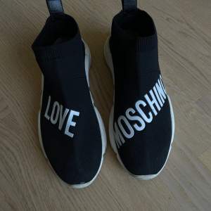 Super fina Moschino skor i fint skick, knappt använda storlek 38