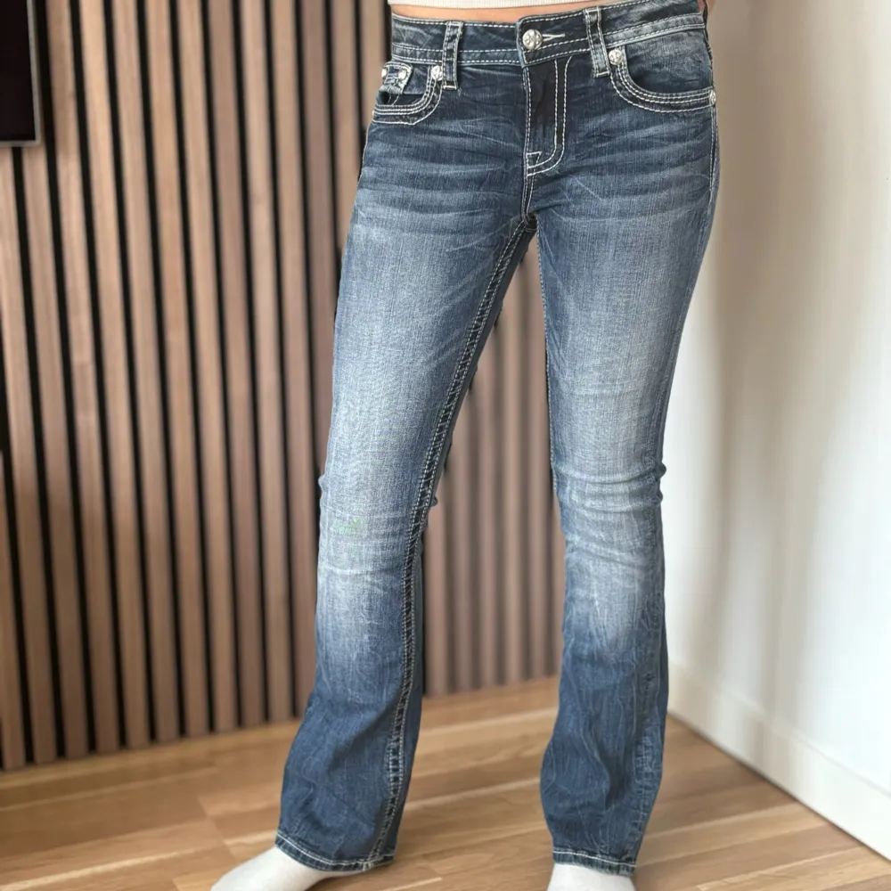 Lågmidjade bootcut jeans från Miss Me på den kortare sidan. Fickor med bling och slitningar. Perfekt skick. Mått: Innerbenslängd: 75cm   Midjemått rakt över: 34cm Midjemått: 74cm Modellen är 166cm lång. Skriv gärna ifall du har några frågor! 💗. Jeans & Byxor.