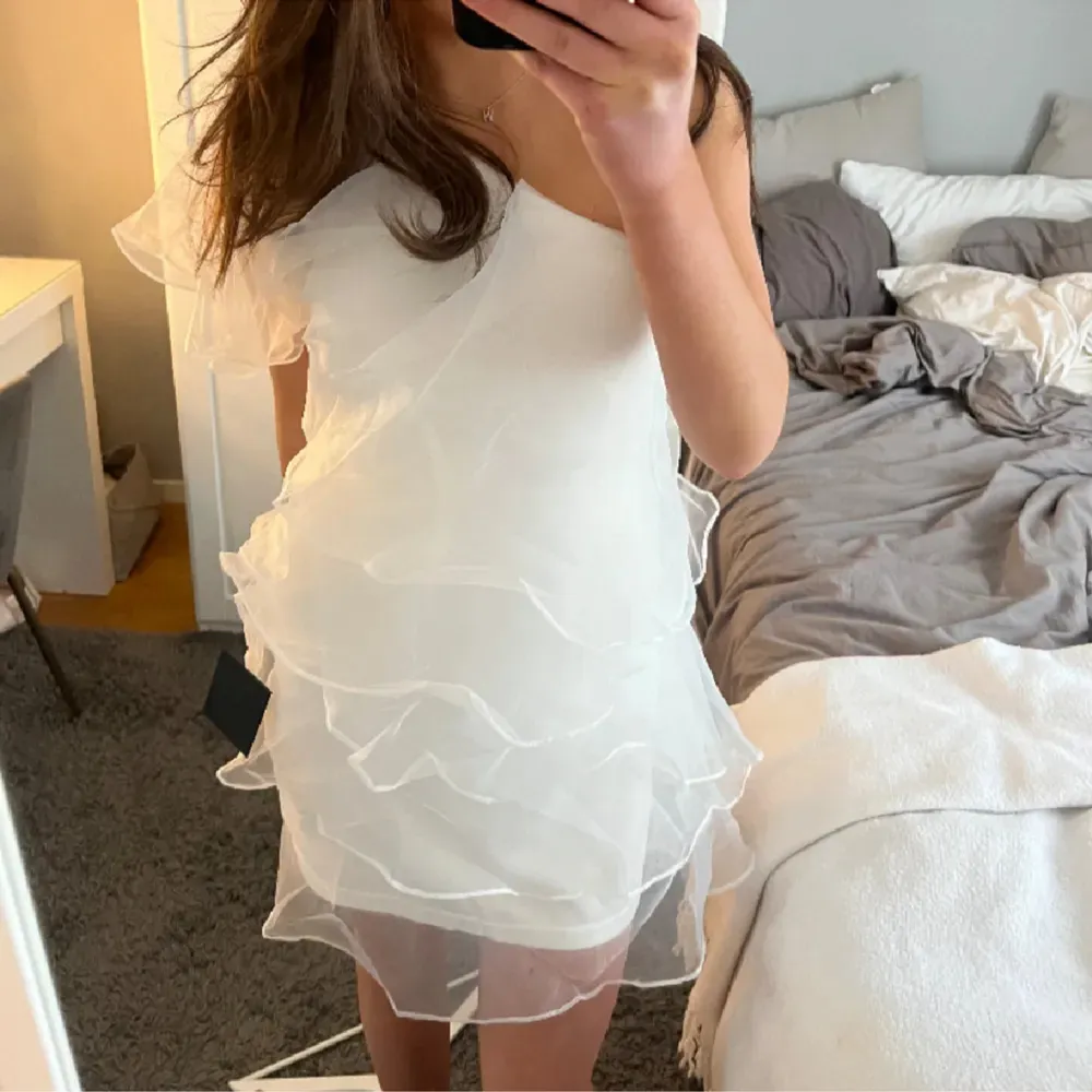 En väldigt fin vit volang klänning ifrån märket Lulus. Klänning är i storlek xs och är helt ny med prislappar på. Köpte den av en här på Plick men är endast testad!💓💓(Lånad 1a bild)!! Säljer denna då den inte passade mig . Klänningar.