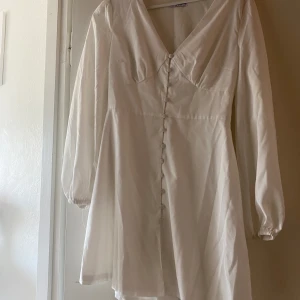 vit klänning NELLY - perfekt till student/skolavslutning eller liknande . Storlek 38 men passar mig som brukar ha 36. Endast testad. Köpt för 399💖