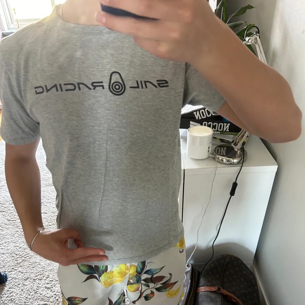 Jätte fin t-shorts från Sail Racing i storlek 170 Men den passar ca 160 (Jag på bilden är 163). T-shirts.