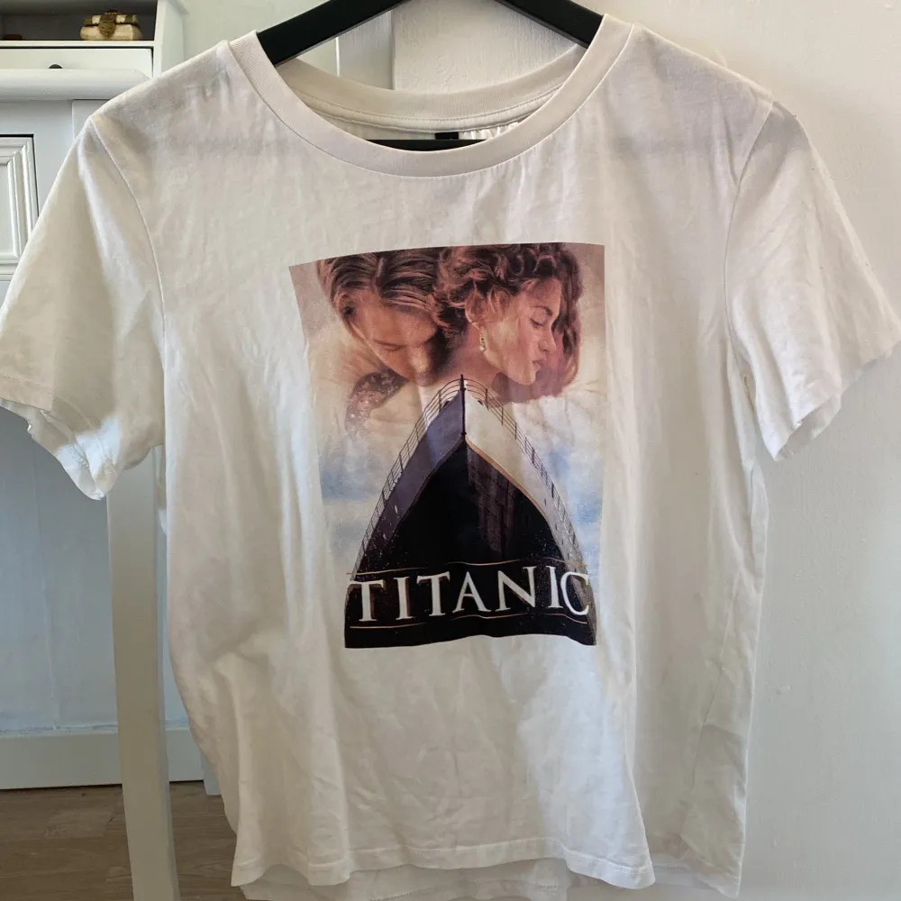 Titanic t-shirt. Endast använd en gång.. T-shirts.