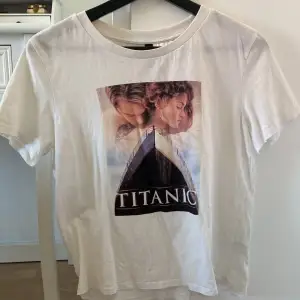 Titanic t-shirt. Endast använd en gång.