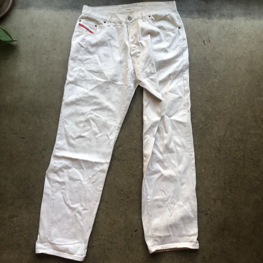 Snygga vita bagy jeans med röda detaljer från diesel! Det står att storleken är 38 men jag skulle säga att dom är L eller XL. Jeans & Byxor.