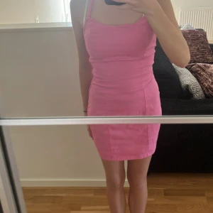 Rosa klänning  - Rosa jätte fin klänning jätte bra skick använd två gånger från h&m storlek 32