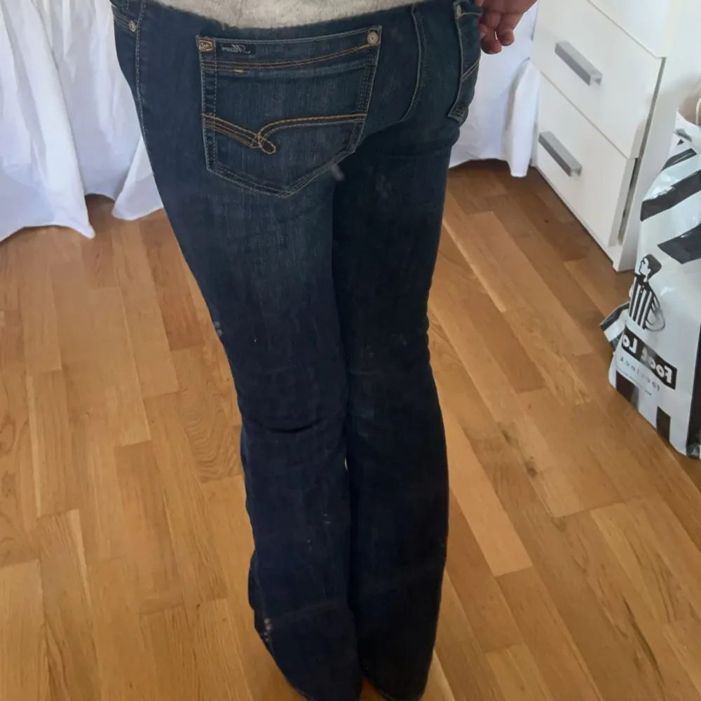 skit snygga mörkblå jeans som tyvärr är lite för korta på mig, de har även en liten fläck på ena benet som var där när jag köpte de ❤️. Jeans & Byxor.