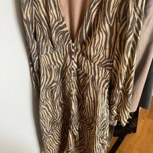 Adoore Klänning Zebra - Säljer denna underbara klänning från Adoore i strl 36 🤎🦓 Endast använd 1 gång. Köparen står för frakten 🤍