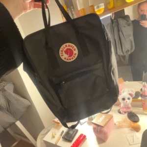 Kånken intressekoll  - INTRESSEKOLL  har denna fina Kånken som inte kommer så jättemycket till användning så tänkte kolla vad man kan få för den. Ca. 6-7 år gammal men fint skick ❤️‍🔥❤️‍🔥