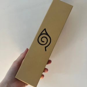 Naruto Kunai kniv - Har bara använts för prydnad, säljs med kartongen. Har två som kan säljas för 100 kr tillsammans.