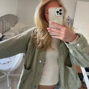 Jeansjacka  - Ljusgrön jeansjacka från zara
