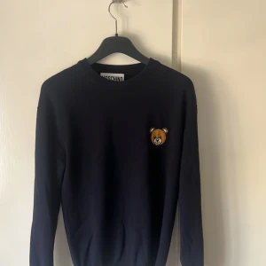 Moschino tröja - Snygg moschino tröja i storlek 46/medium Skick 9/10 Kom gärna med bud