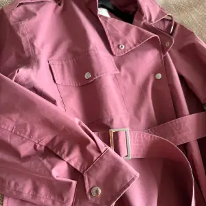 Next Rainwear collection Trench raincoat with hood dusty pink colour Size 16/44, looks great as oversized for smaller size 170/100A Shell - 55% polyester, 45% cotton Lining - 100% polyester  Very good condition