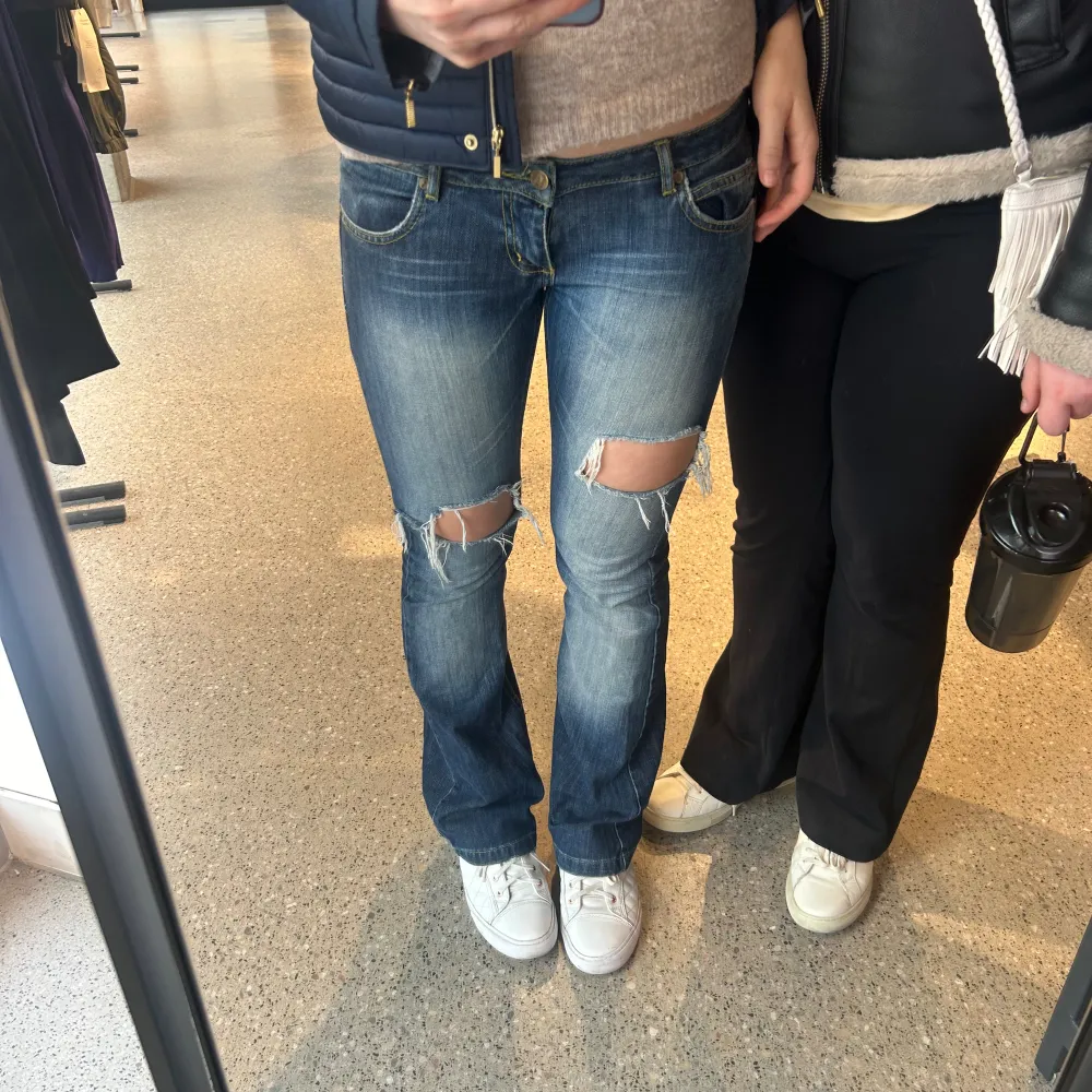 Jättesnygga lågmidjade jeans med hål som tyvärr blivit lite för små för mig. Har ett pyttelitet hål som man ser på sista bilden men annars i bra skick. Är inte säker på storlek men skulle gissa på på Xs💞Jag är cirka 170💓. Jeans & Byxor.