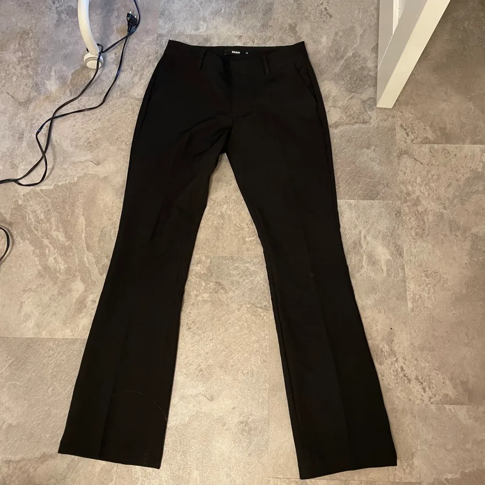 Skitnsygga lågmidjade kostymbyxor från BikBok  Storlek 38, passar 36/38  (Det är spegeln som är smutsig på sista bilden) . Jeans & Byxor.