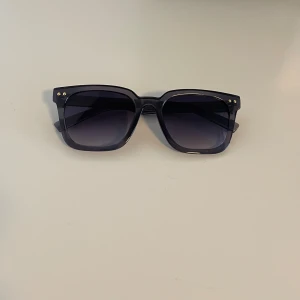 Gråa solglasögon - Chimi liknande solglasögon