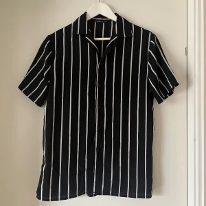 Skjorta - Randig tunn T-shirt skjorta 