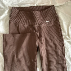 Cacao ribbed seamless flare tights! Aimn - Som nytt skick, utan prislapp. Otrolig fina träningsbyxor i botcut. I storlek M. Ny pris, 699kr. 