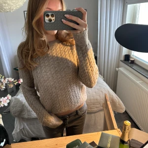 kabelstickad tröja - säljer denna jättefina, helt slutsålda kabelstickade tröjan från NELLY med nypris ca 499kr🤍färgen är jättefin mörkbeige/grå