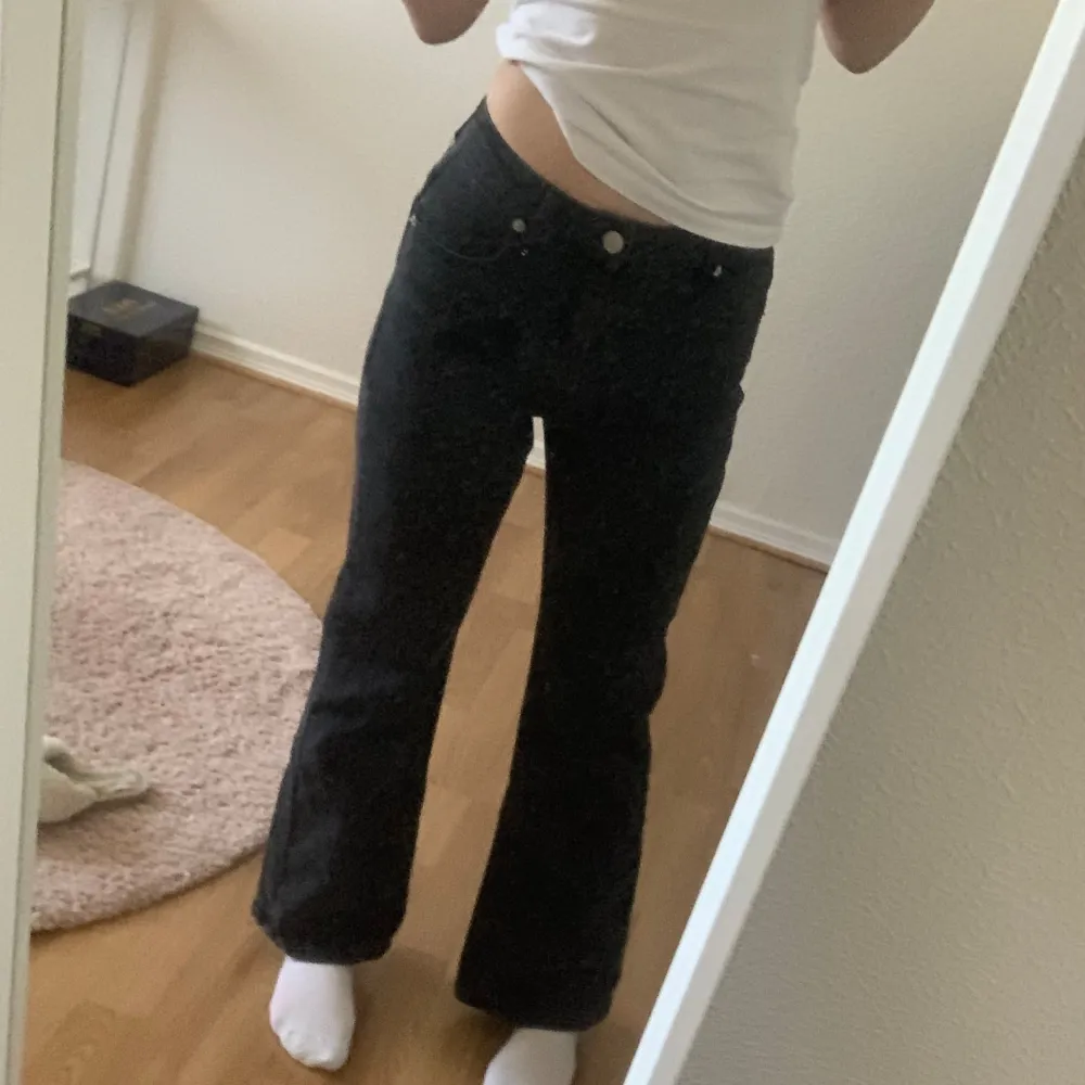 säljer mina Carin Wester jeans då de inte kommer till användning längre, jeansen är i storlek 34 men passar lika bra som 32 💗de har en kortare innerbenslängd och passar perfekt för lite kortare ben 🫶🏻 !!. Jeans & Byxor.
