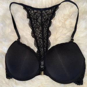 Svart push up bh med öppning - Superfin svart bekväm push up bh i storlek 70C, tyvärr för liten för mig men hade önskat den passade. Nyskick. Med öppning fram, smidigt o enkelt. 