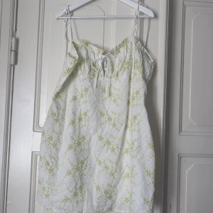 Sommarklänning  - Kort sommarklänning med mönster, inköpt på ASOS. Banden går att justera. 