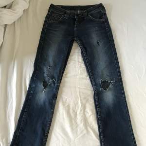 Lågmidjade bootcut jeans i jättebra skick!❤️Dom används tyvärr inte därför säljs dom nu! Skriv för mått!